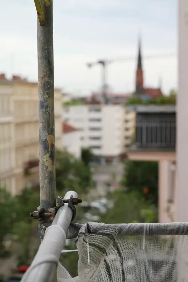 Gerüst am Berliner Altbau mit Blick über eine Wohnstraße