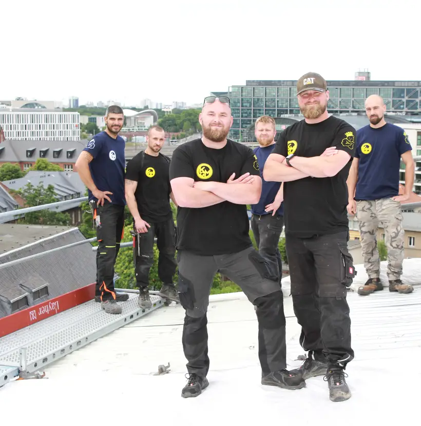 Gerüstbau-Team auf einem Dach in Berlin